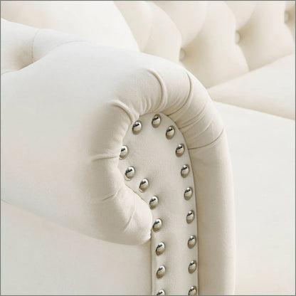 Canapé Chesterfield 3 places en velours beige, accoudoirs arrondis, finition cloutée