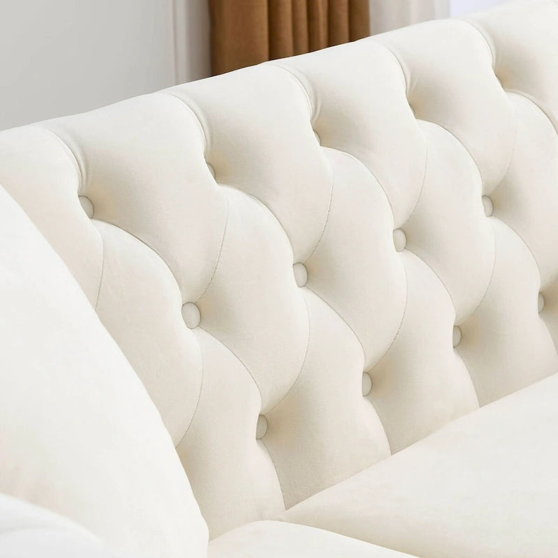 Canapé Chesterfield 3 places en velours beige, accoudoirs arrondis, finition cloutée