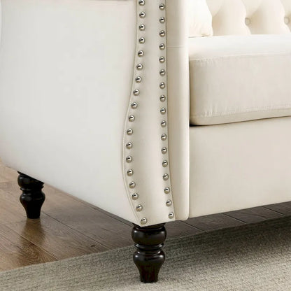 Canapé Chesterfield 3 places en velours beige, accoudoirs arrondis, finition cloutée