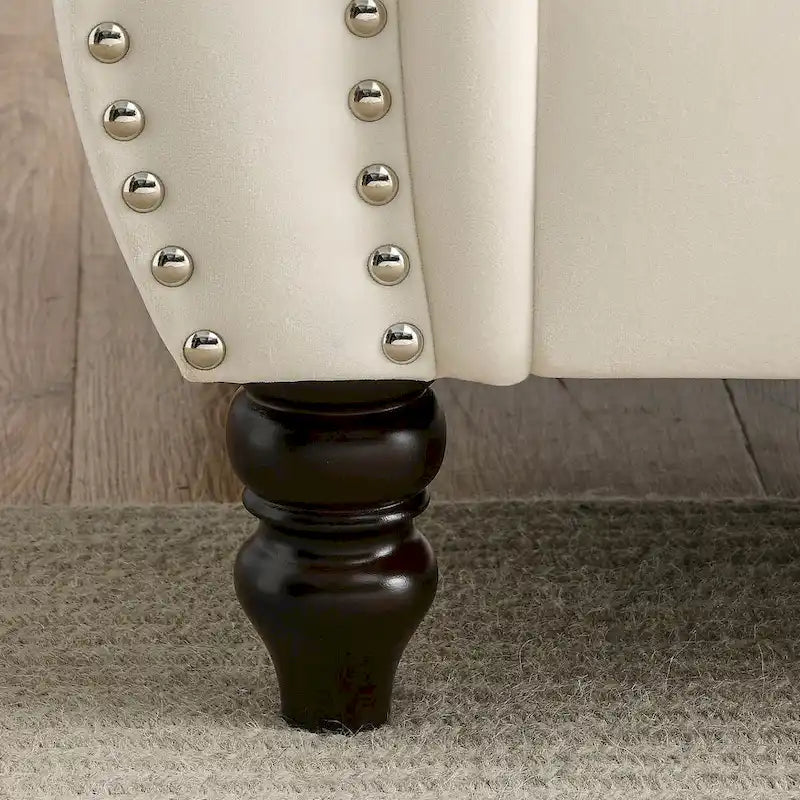 Canapé Chesterfield 3 places en velours beige, accoudoirs arrondis, finition cloutée