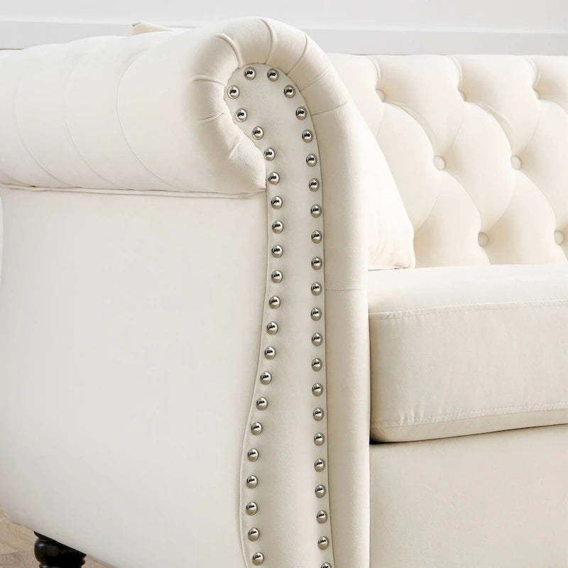 Canapé Chesterfield 3 places en velours beige, accoudoirs arrondis, finition cloutée