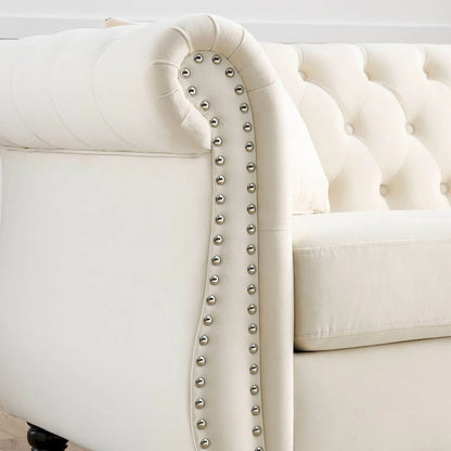 Canapé Chesterfield 3 places en velours beige, accoudoirs arrondis, finition cloutée