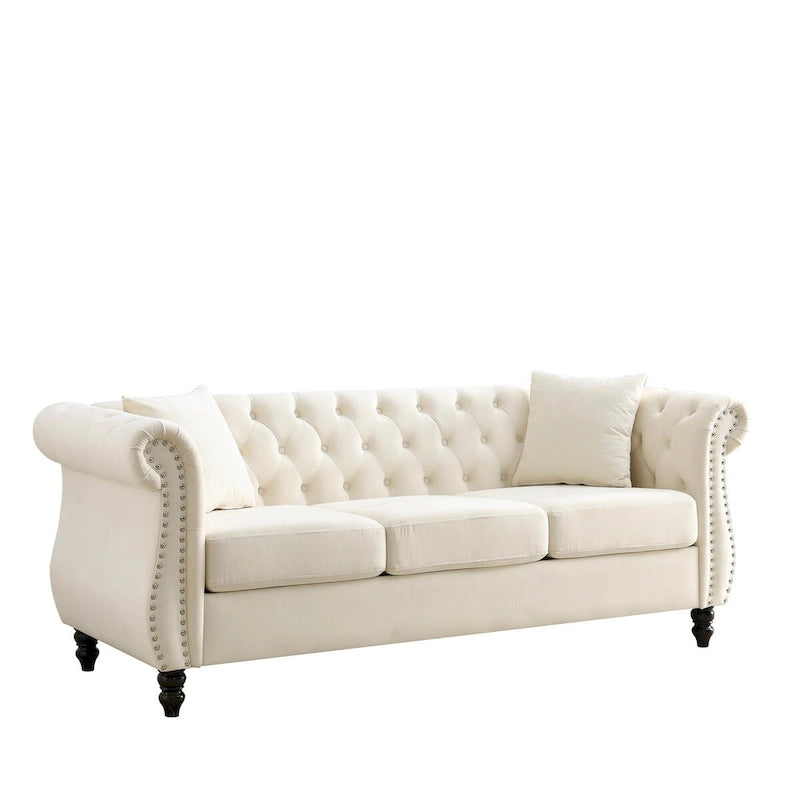 Canapé Chesterfield 3 places en velours beige, accoudoirs arrondis, finition cloutée