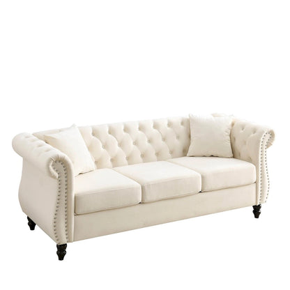 Canapé Chesterfield 3 places en velours beige, accoudoirs arrondis, finition cloutée