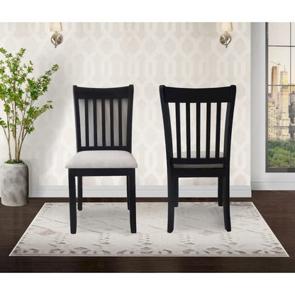 Ensemble de 2 chaises de salle à manger noires confortables et rembourrées, idéales pour une cuisine de style campagnard.