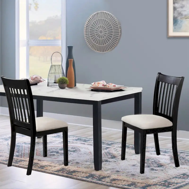 Ensemble de 2 chaises de salle à manger noires confortables et rembourrées, idéales pour une cuisine de style campagnard.