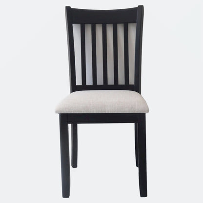 Ensemble de 2 chaises de salle à manger noires confortables et rembourrées, idéales pour une cuisine de style campagnard.