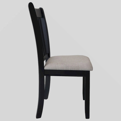 Ensemble de 2 chaises de salle à manger noires confortables et rembourrées, idéales pour une cuisine de style campagnard.