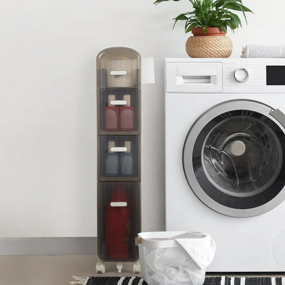 Armoire de rangement pour papier toilette à côté des toilettes, idéale pour les petites salles de bain.