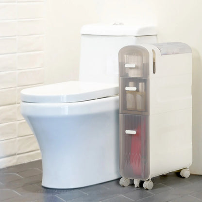 Armoire de rangement pour papier toilette à côté des toilettes, idéale pour les petites salles de bain.