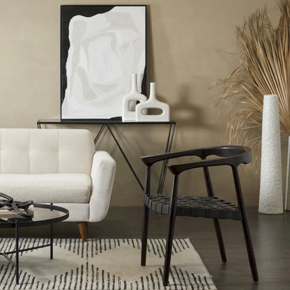 Chaise de salle à manger en teck tressé à la main avec accoudoirs - Brun ou brun foncé - Roche River Decor